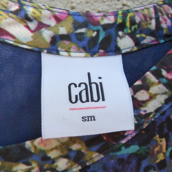 Beautiful CAbi keyhole blouse - Picture 2 of 5